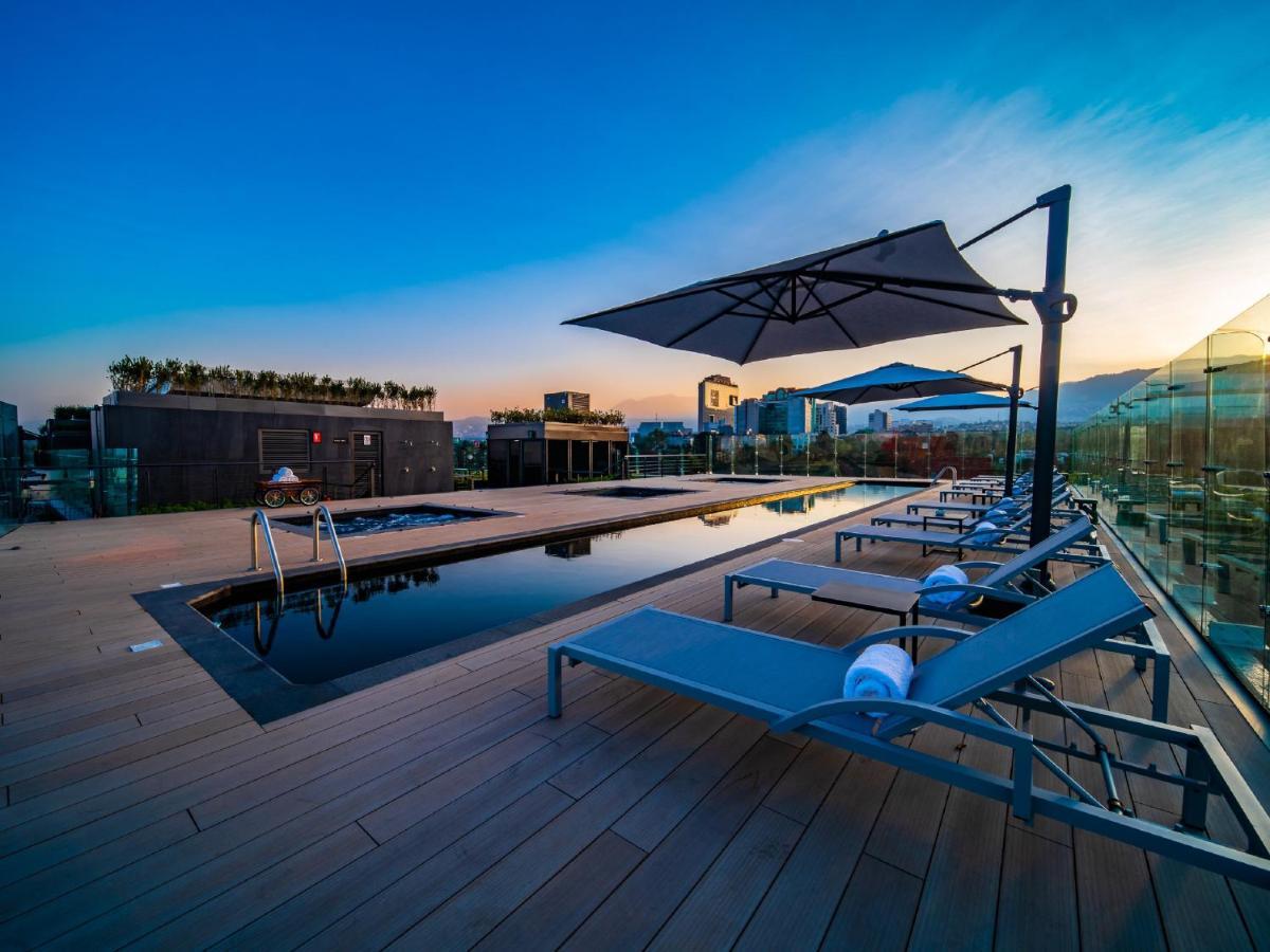 Готель Galeria Plaza San Jeronimo Мехіко Екстер'єр фото Rooftop pool at the hotel