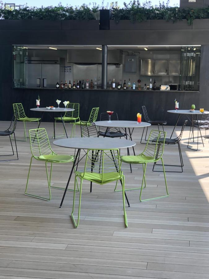 Готель Galeria Plaza San Jeronimo Мехіко Екстер'єр фото Wire chairs
