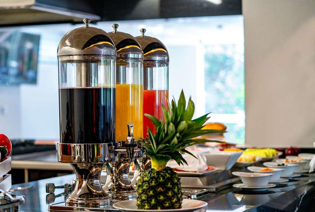 Готель Galeria Plaza San Jeronimo Мехіко Ресторан фото Juice dispensers